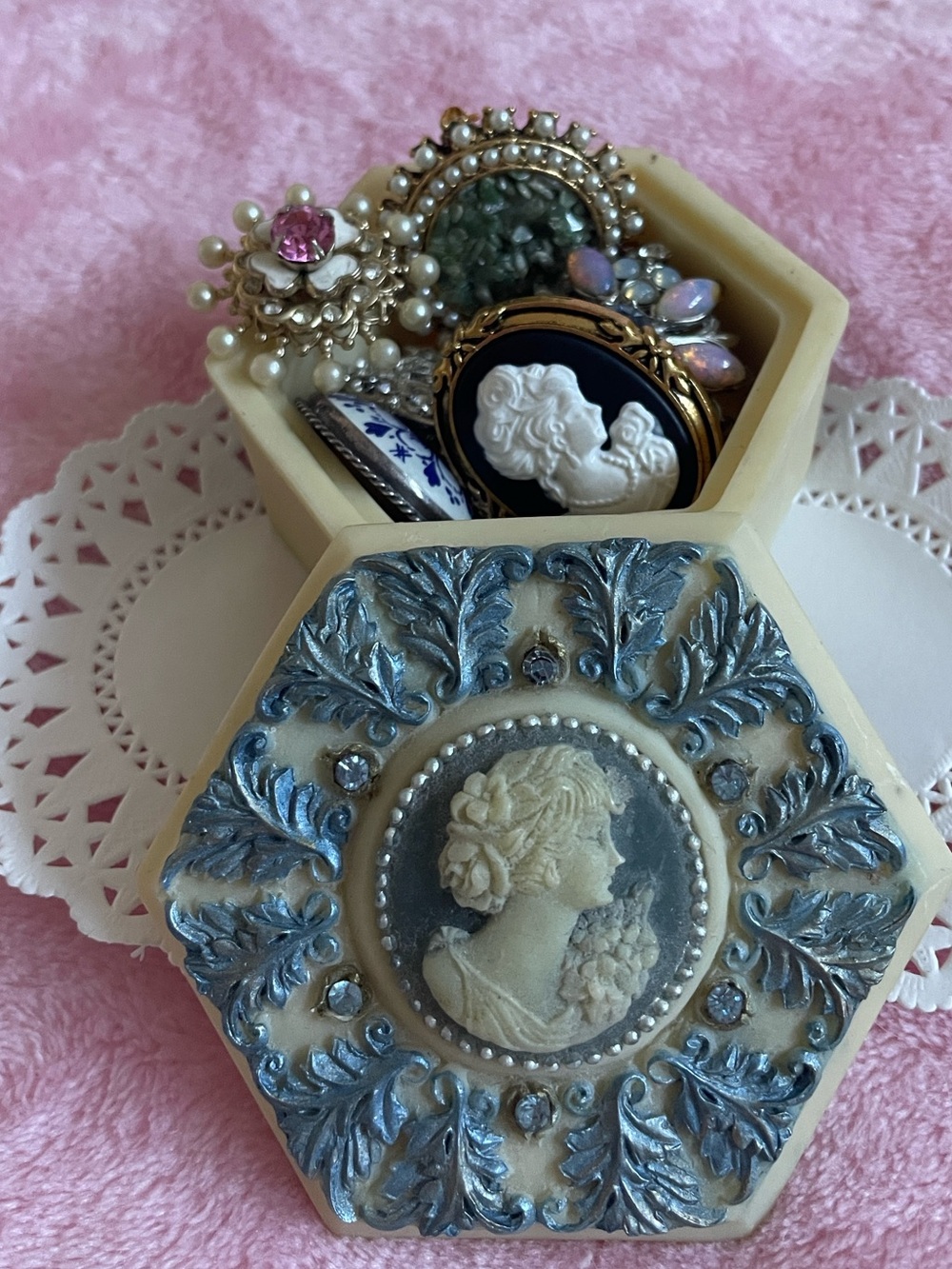 🫖🎀 Cameo Trinket Box Filled With Vintage Brooches